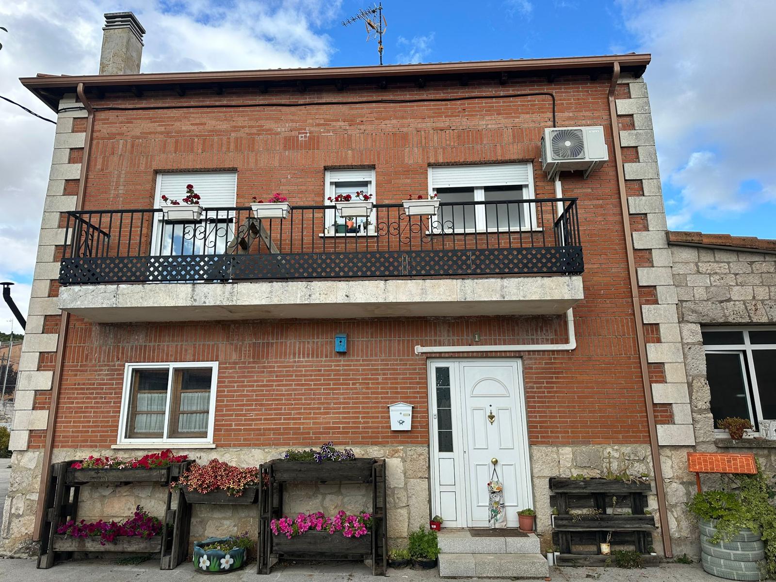 Bomba calor montada en fachada residencial